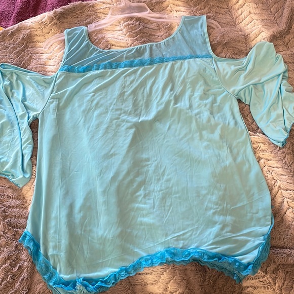 NWOT Silky Blue Mesh Yoke Cold Shoulder Top with Lace Trim & Split Hem, Size 2x - Picture 4 of 6